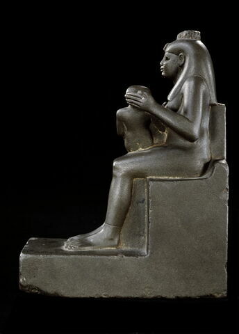 figurine d'Isis allaitant, image 2/5