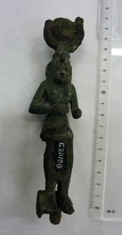 figurine d'Isis allaitant