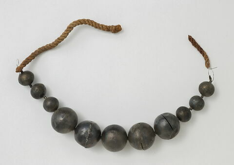 collier ; perle sphérique  ; corde, image 1/1