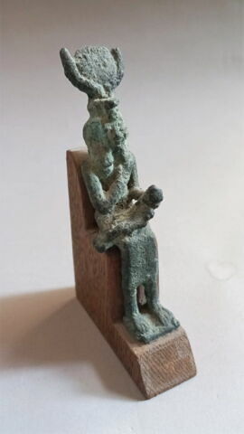 figurine d'Isis allaitant
