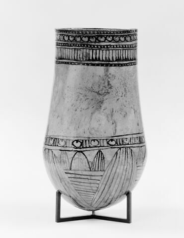 vase ; situle à fond floral, image 5/8