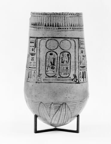 vase ; situle à fond floral, image 4/10