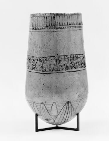 vase ; situle à fond floral, image 7/10