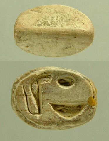 scaraboïde ; perle en demi olive, image 1/1