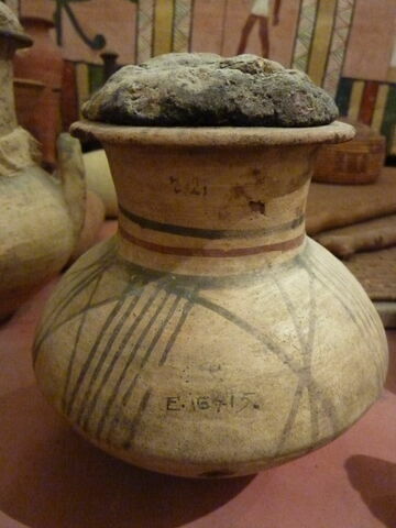 jarre biconique ; couvercle de vase ; avec contenu, image 1/1
