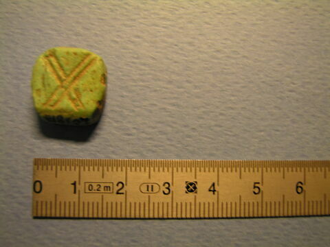 perle en pastille carrée ; amulette, image 1/1