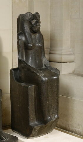 statue