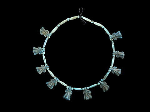 collier ; perle fusiforme  ; perle sphérique ; pendentif, image 1/2