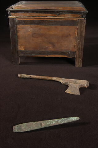 hache ; lame de hache à bords concaves et tenons repliés ; simulacre, image 3/3