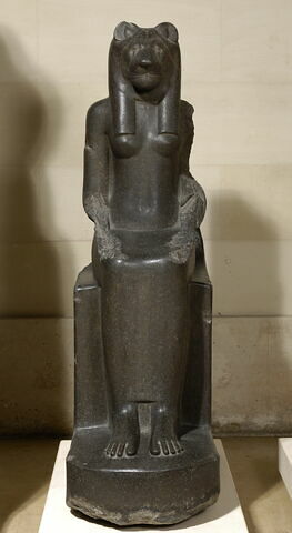 statue