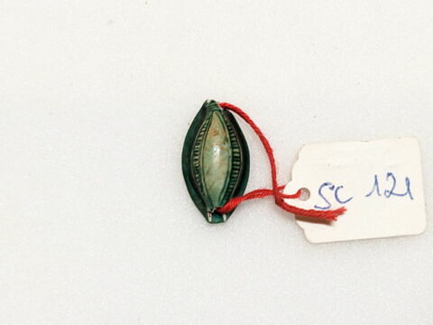 scaraboïde ; perle en demi olive  ; perle cauroïde, image 2/2