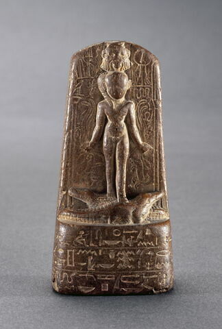 stèle d'Horus ; stèle cintrée, image 1/1