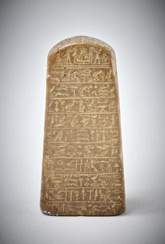 stèle d'Horus ; stèle cintrée, image 3/6