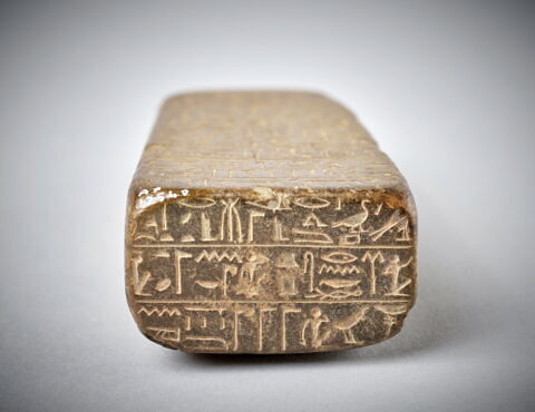 stèle d'Horus ; stèle cintrée, image 4/6
