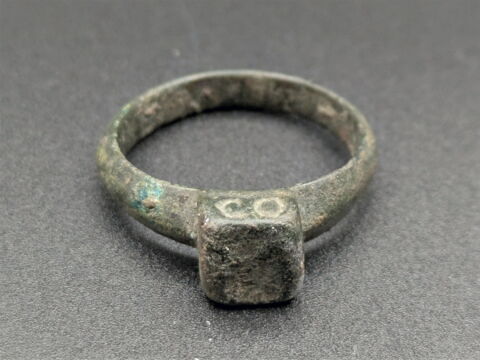 bague à chaton fixe ; bague à chaton carré