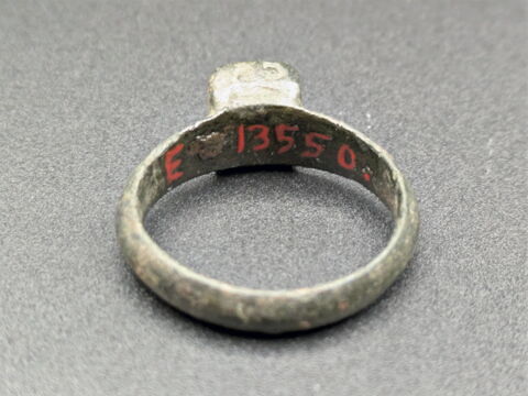 bague à chaton fixe ; bague à chaton carré, image 2/4