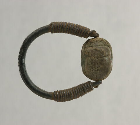 bague à chaton mobile ; bague à axe à extrémités enroulées ; scarabée, image 2/2
