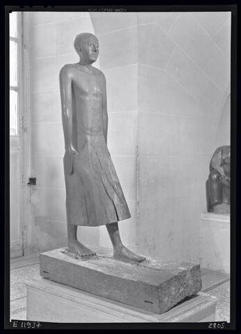 statue, image 3/3