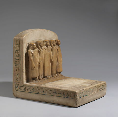 statue de groupe ; stèle ; table d'offrandes rectangulaire à bec rectangulaire