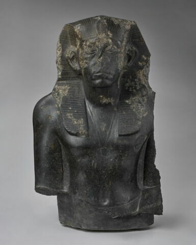 statue