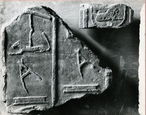 relief  ; stèle fausse porte  ; montant de porte, image 2/2