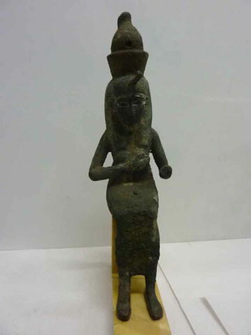 figurine d'Isis allaitant, image 2/6