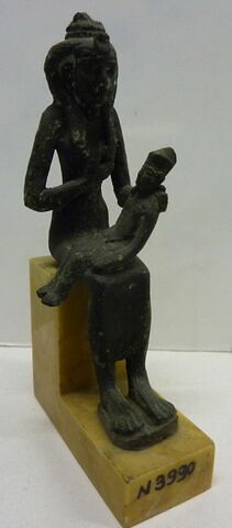 figurine d'Isis allaitant