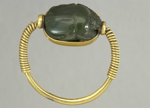 bague à chaton mobile ; bague à chaton cerclé ; bague en anneau à extrémités enroulées ; bague en anneau mince ; scarabée, image 2/2