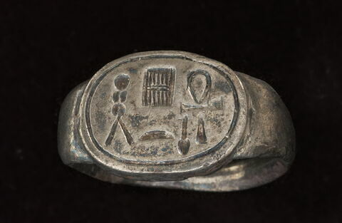 chevalière à chaton plat soudé ; bague à chaton ovale