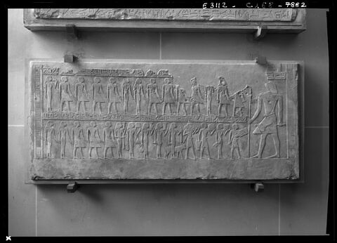 stèle rectangulaire ; relief mural, image 3/4