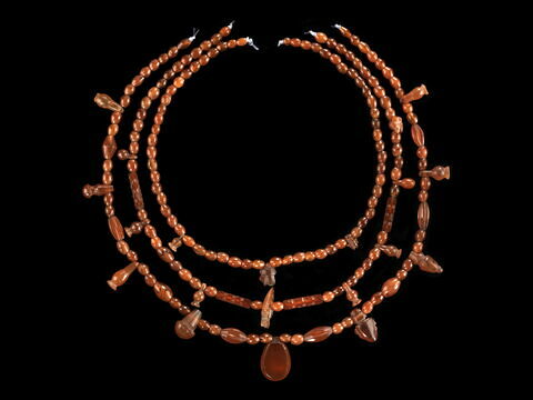 collier  ; perle en bleuet ; perle en tonnelet ; perle cylindrique ; pendentif, image 3/3