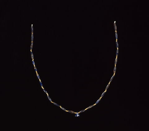 collier ; perle fusiforme ; perle rondelle ; perle ; perle cylindrique ; perle lenticulaire ; pendentif