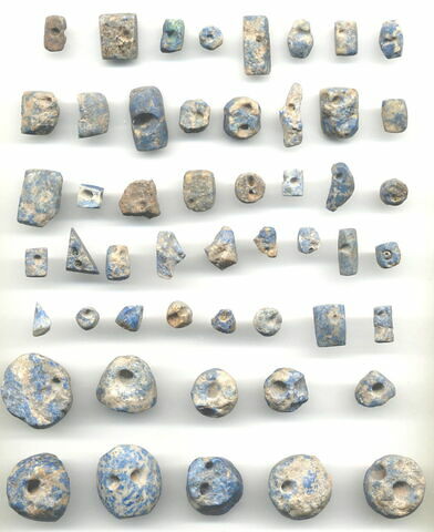 perles ; perle sphérique ; perle en tonnelet ; perle biconique ; perle rondelle ; perle fusiforme  ; débris ; incrustation, image 1/3