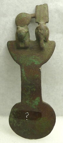 égide et contrepoids de collier ; égide et contrepoids de collier rabattu