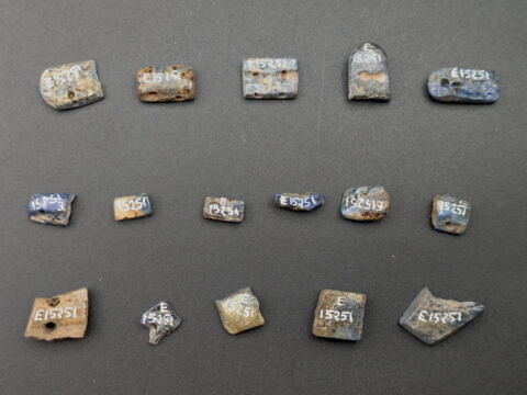 amulette  ; incrustation, image 2/2