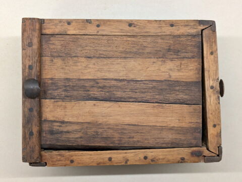 boîte rectangulaire à pieds ; couvercle de boîte pivotant ; avec contenu, image 2/10