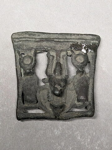 amulette ; pectoral en naos, image 1/2