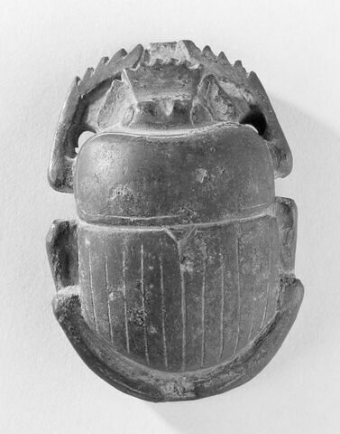figurine ; scarabée ; sarcophage d'animal