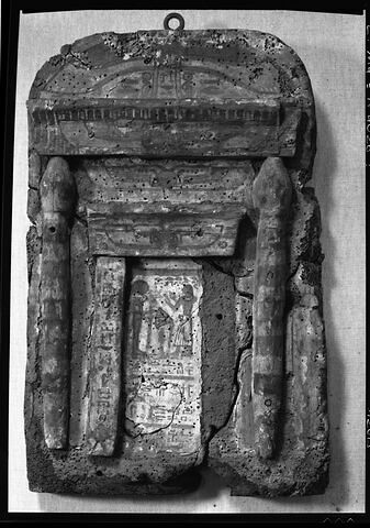 stèle cintrée ; stèle en façade de naos, image 2/2