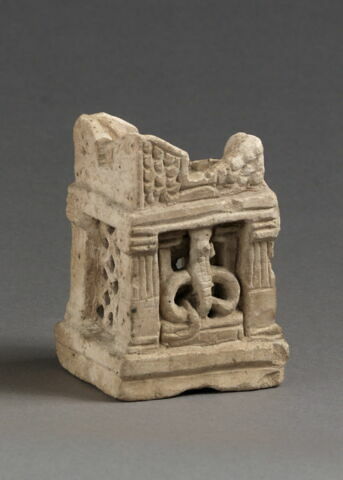 brûle-parfum  ; autel à cornes  ; maquette de maison