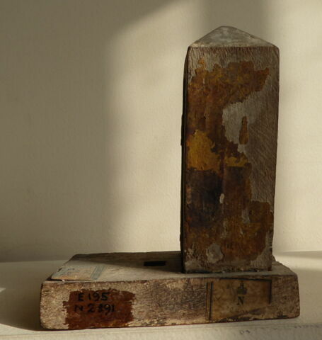 figurine d'Osiris à l'obélisque  ; cercueil d'animal, image 3/7