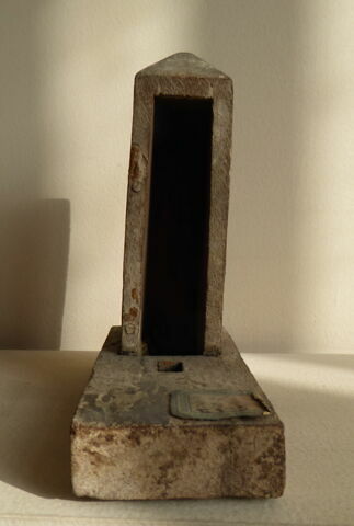 figurine d'Osiris à l'obélisque  ; cercueil d'animal, image 4/7