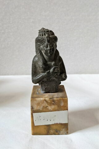 figurine d'Isis allaitant
