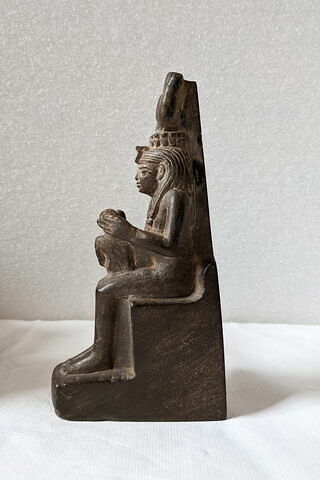figurine d'Isis allaitant, image 4/4
