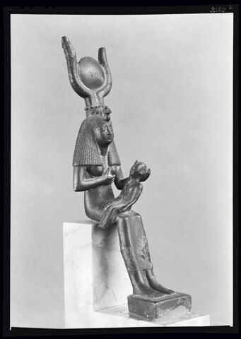 figurine d'Isis allaitant, image 8/9