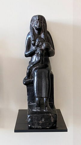 figurine d'Isis allaitant