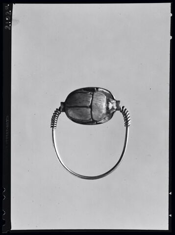 bague en anneau à extrémités enroulées ; bague à chaton mobile ; bague à chaton cerclé ; scarabée, image 4/5
