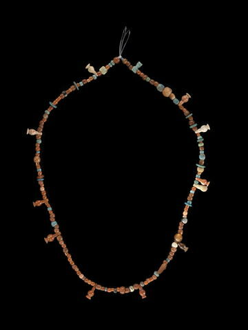 collier à pendentif ; amulette ; perle rondelle ; perle globulaire ; perle irrégulière ; perle en bouteille