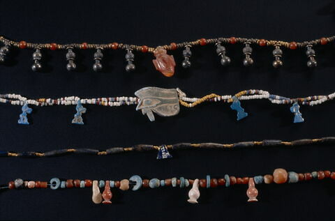 collier à pendentif ; amulette ; perle rondelle ; perle globulaire ; perle irrégulière ; perle en bouteille, image 6/6