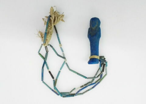 collier à pendentif ; collier à 2 rangs ; perle tubulaire ; serviteur funéraire ;